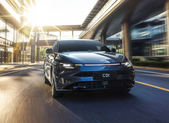 C01 Leap Motors Elektrikli Araba 525-717KM 4 Kapı 5 Koltuk 0.67H Hızlı Şarj