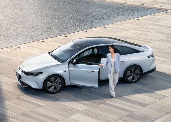 Leap Motor C01 Saf Elektrikli Arabalar Orta Büyük 525-717KM 4 Kapı 5 Koltuk