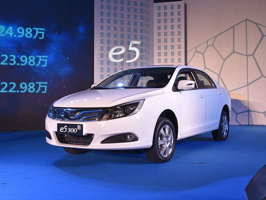 305KM 400KM BYD E5 EV Yüksek Performanslı Saf Elektrikli 4 Kapı 5 Koltuk