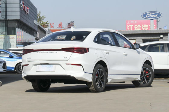 E3 Byd Sedan Elektrikli Araba Resmi Standart 401KM 4 Kapı 5 Koltuk