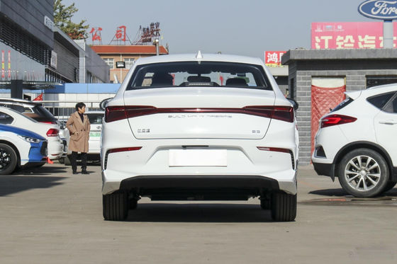 E3 Byd Sedan Elektrikli Araba Resmi Standart 401KM 4 Kapı 5 Koltuk